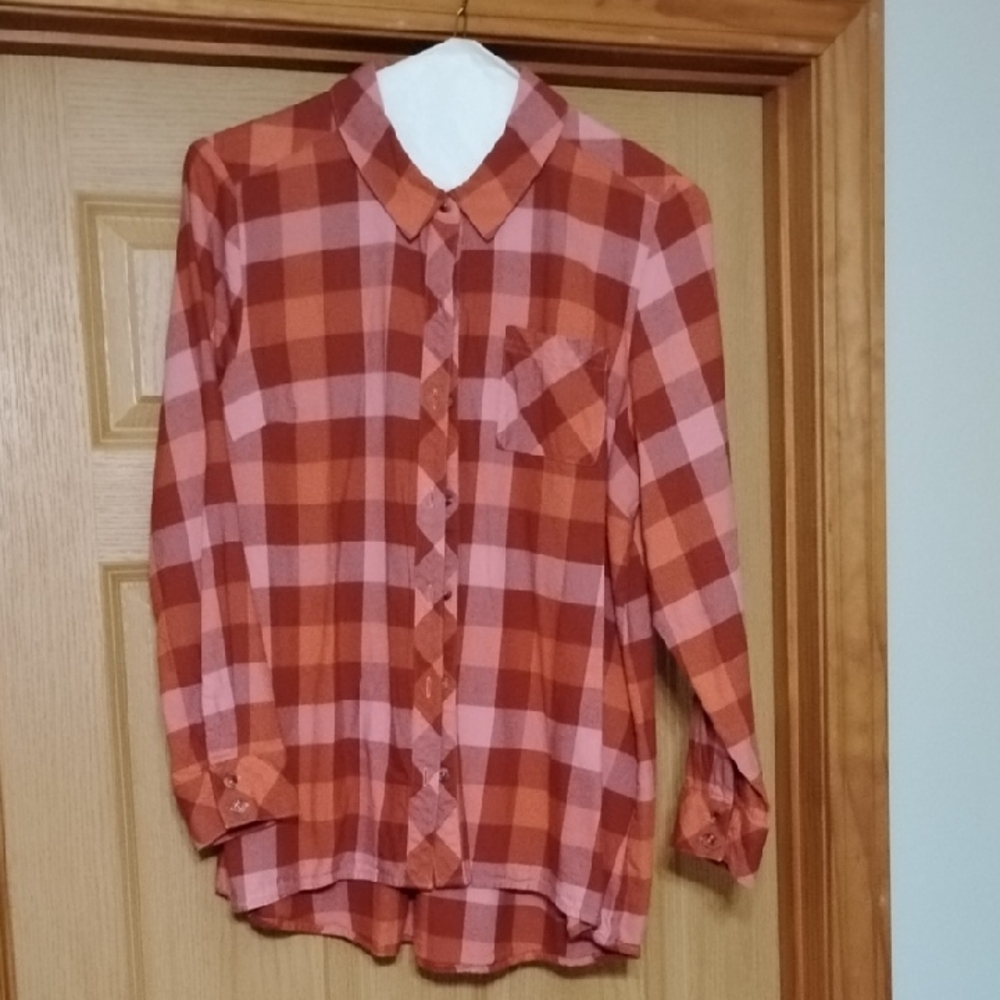 Isaac Mizrahi Pink Plaid Button Down Blouse With Roll Tan Sleeves, High-low Hem